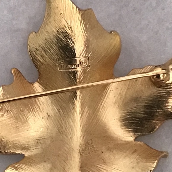 1955-69 Signed Crown TRIFARI Canadian Maple Leaf Pin-Rare! - Picture 4 of 8